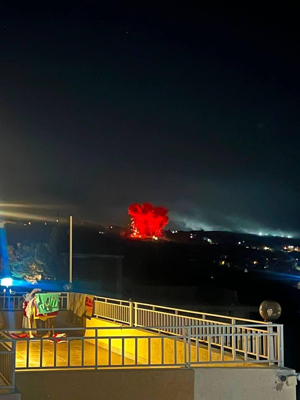 תקיפה חריגה מהאוויר בדרום לבנון: צה"ל תקף דירות מבצעיות של חיזבאללה בכפר אל-מנצורי